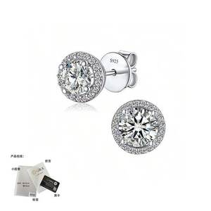Boucles d'oreilles clous en moissanite micro-pavée ronde à quatre griffes délicates 1CT en argent sterling 925 pour femme, bijoux d'usine - Product Image 4