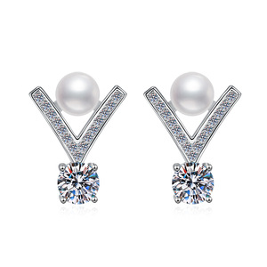 Boucles d'oreilles clous en argent sterling 925 avec perles d'eau douce en forme <span class=keywords><strong>de</strong></span> V <span class=keywords><strong>de</strong></span> 6 et 8 mm et moissanite taille ronde VVS1 <span class=keywords><strong>de</strong></span> 0,5 et 1 carat pour femme - Collection Elegance Jewelry - Product Image 1