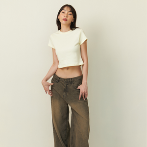 เสื้อยืดผู้หญิงทรงสลิมฟิต สไตล์สตรีทแวร์ ผ้าเจอร์ซีย์ ผลิตจากผ้าฝ้ายและโพลีเอสเตอร์ที่เป็นมิตรต่อสิ่งแวดล้อม น้ำหนัก 180GSM ผลิตแบบยั่งยืน แขนสั้น เนื้อผ้านุ่ม รับผลิตแบบ OEM - Product Image 2