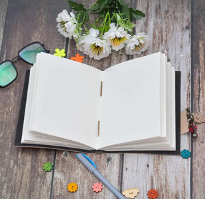 Journal artisanal en cuir à couverture rigide, motif papillon en relief, cousu main, Grimoire antique, papier vierge à bords festonnés - Product Image 5