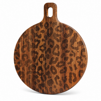 Piring Pizza Kayu Akasia Bulat Permukaan Datar Motif Leopard Spot Gagang Pendek dengan Lubang Gantung Oval untuk Penyajian di Meja