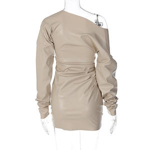 Mini Abito Corto in Ecopelle PU Nera Tinta Unita con Scollo a V Aderente a Maniche Lunghe <span class=keywords><strong>Abbigliamento</strong></span> Donna Inverno Primavera 2026 - Product Image 3