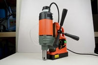 Perceuse magnétique portable 7800E: équipement de forage mobile et flexible pour la construction sur site de navires et de ponts.
