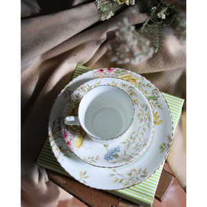 Service à thé Gabriella P. Yellow Anemone Trio, collection élégante de tasses et soucoupes - Product Image 1