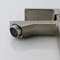 Robinet de salle de bain moderne personnalisé, à montage sur pont, à poignée unique, à trou unique, en chrome, en zinc, pour lavabo, pour usage scolaire