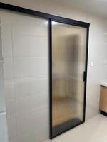 Système de porte coulissante en verre avec finition aluminium moderne, isolation acoustique pour chambre à coucher, salle de bain et salon