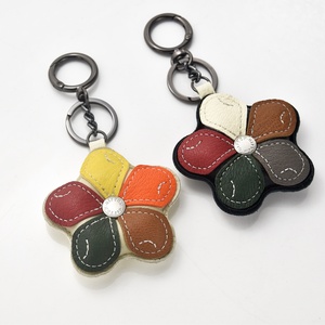 Trendy Simple Luxury Genuine Sheepskin Leather Pendant Keychain with Cute Flower Bag Decoration