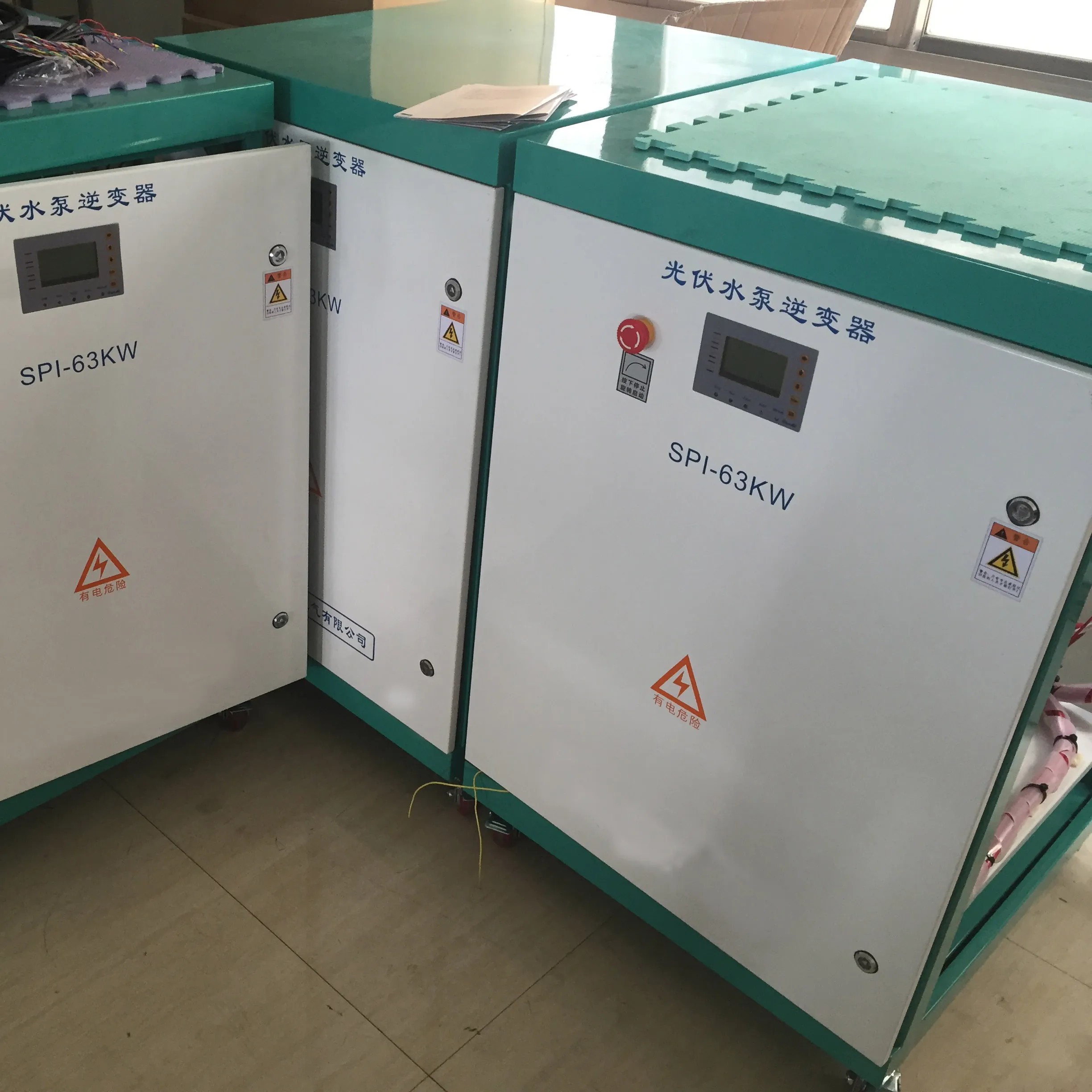 China Professionele Fabrikant Pv Pomp Motor Systeem 55hp 64hp 75hp Solar Waterpomp Omvormer Met Combiner Functie