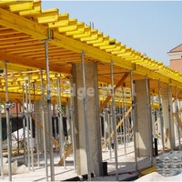 Poutres H20 jaunes pour coffrage de construction, poutres H20 Peri, poutres H20 en bois