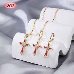 ผู้ผลิตมืออาชีพ ชุดเครื่องประดับทอง 18K ชุบทองเหลืองเคลือบสีแดงรูปกางเขน สำหรับผู้หญิง ของขวัญสำหรับงานโบสถ์ งานปาร์ตี้ สร้อยคอ ต่างหู - Product Image 1