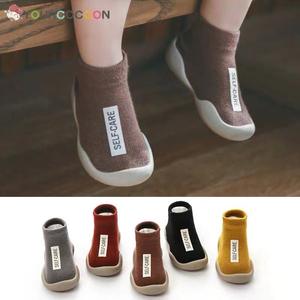 Zapatos de bebé y niño pequeños, de caña baja, con estampado de letras, suela blanda, calcetines antideslizantes para interiores, estilos de primavera y otoño, venta al por mayor - Product Image 5