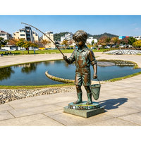 Sculpture de garçon pêcheur en bronze coulé, taille réelle, statue d'enfant pour parc, lac, bord de l'eau, ornement paysager personnalisé