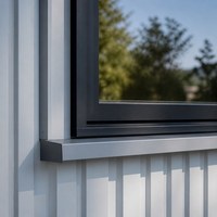 Maison modulaire en structure acier avec un design à deux étages, terrasse sur le toit et espace de vie extérieur