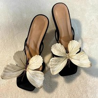 Nouvelles sandales pour femmes à bout carré et talon épais avec décoration de grand papillon 3D