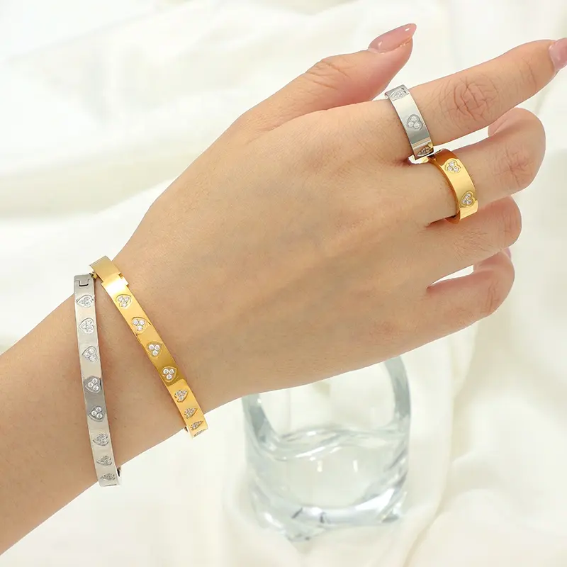 Hypoallergenes wasserdichtes 18K Gold plattiert Herz umgeben Kubik Zirkon Paar Liebe Versprechen Armband Edelstahl-Schmuck-Sets