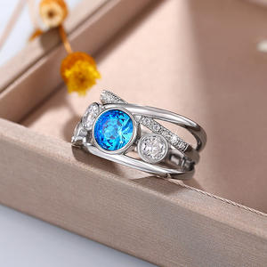 Bague pour femme Q901 en or blanc avec pierres précieuses, cristaux bleus et accents de diamants, sertissage clos, bijoux fins de fiançailles - Product Image 6