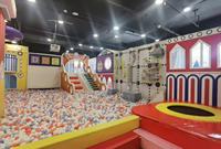 Centre d'interaction familial intérieur Kidscamp : Compagnie chaleureuse, sécurité, éducation, toboggan, balançoire, jeu de rôle, maison pour parents et enfants
