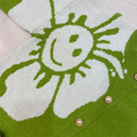 Private Label Grasgrüner Smiley-Blumen Jacquard Rundhals-Strickjacke mit Perlenknöpfen, Kurze Damen-Strickjacke mit Langen Ärmeln