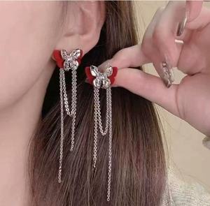 Boucles d'oreilles papillon floquées avec pompon, en alliage de zinc plaqué or, luxueuses, élégantes, haut de gamme, nouveauté automne/hiver pour femme, idéales pour les soirées - Product Image 1