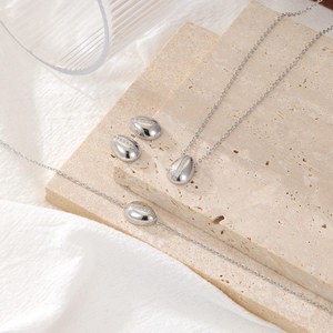 Conjunto de Joyería de Moda Estilo Europeo y Americano con Collar, Pulsera y Aretes, Accesorios Versátiles de Acero Inoxidable a Prueba de Agua - Product Image 4