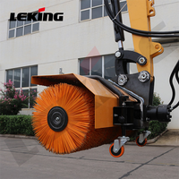 Perceuse de sol Mini Excavateur Skid Steer Loader Brosse Rotative Balai Trottoir Chasse-Neige Balayeuse À Vendre