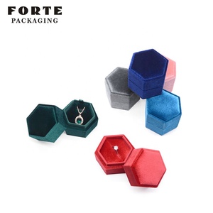 Boîte à bagues hexagonale en velours rose personnalisée FORTE avec logo, présentoir à bijoux en daim de luxe - Product Image 6