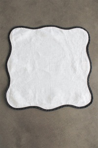 Serviettes en lin et coton bio avec bord festonné brodé et napperons assortis Design de vague Décoration durable Napperon - Product Image 6