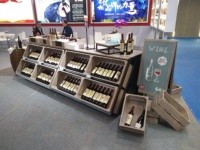 Étagère de présentation de vin rouge commerciale en bois pour supermarché avec service de personnalisation OEM
