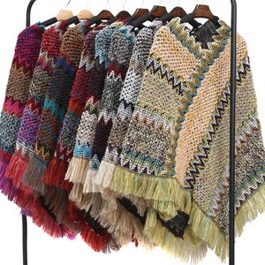 Mode américaine chaud hiver femmes châle pull <span class=keywords><strong>Mohair</strong></span> fourrure fil coloré tricoté <span class=keywords><strong>Poncho</strong></span> avec pompon pull <span class=keywords><strong>Poncho</strong></span> - Product Image 2
