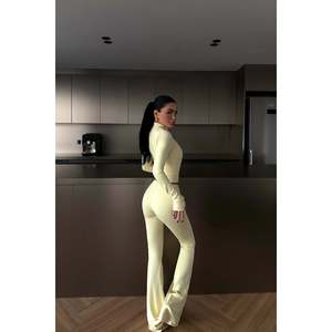 Combinaison jaune avec décoration boutonnée - Product Image 1