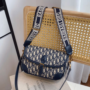 Sac messager carré en PU de haute qualité. Style féminin à la mode. Fabriqué en matériau PU. - Product Image 3