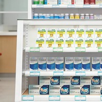 Vitrine de pharmacie inclinée en métal peint, étagère ouverte pour médicaments, produits de santé pour pharmacie