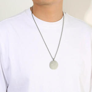 สร้อยคอจี้เหรียญอายะห์ อัลกุรซี ทำจากสแตนเลสชุบทอง ประดับด้วยข้อความจากอัลกุรอานที่เกี่ยวกับบัลลังก์  แรงบันดาลใจจากศาสนาอิสลาม - Product Image 2