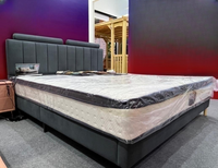 Lit en velours gris foncé tapissé, design italien, cadre de lit queen size avec tête de lit et pied de lit capitonnés à vendre