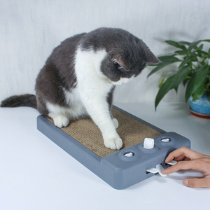 Hochleistungs-Katzen kratzer aus Wellpappe mit robuster Hartplastik basis und interaktivem Spielzeug Multifunktion ales Spiel zentrum - Product Image 2
