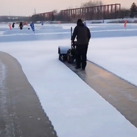 Machine à neige puissante à brosse rotative pour le nettoyage des terrains inégaux et l'élimination de la neige dans les espaces publics extérieurs