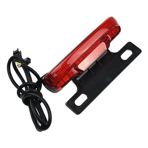 Feu arrière de sécurité pour vélo électrique 2025 SZFJ super lumineux à fixer sur le potenceau, en plastique, 36-60V - Product Image 1