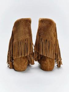 Botas Planas de Ante de Lujo Personalizadas por el Fabricante, con Flecos Estilo <span class=keywords><strong>Boho</strong></span> y Punta de Mocasín Cosida a Mano, para Boutiques de Alta Gama - Product Image 2