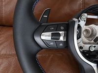 Volant en cuir pour BMW E87 Série 1 avec bordure noire et finition cousue pour le style intérieur de la voiture et les projets de remplacement