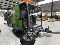 Grande balayeuse autoportée avec bac à déchets de 240 L pour le nettoyage des routes municipales, des parcs logistiques, des aéroports et des usines