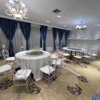Chaise de salle à manger Chiavari en acrylique transparent, design moderne en métal et résine, pour banquets, événements, fêtes, hôtels, cérémonies et repas.