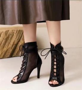 OEM ODM Bottines à bout ouvert pour <span class=keywords><strong>femme</strong></span>, à lacets sur le devant, fermeture éclair arrière, boucle <span class=keywords><strong>de</strong></span> cheville réglable, talon aiguille 8cm+, respirantes - Product Image 1