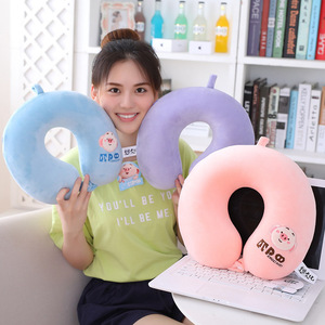 Almohada de felpa con forma de U para niñas, cojín portátil para el cuello de viaje, 28x26x14cm, con relleno de esponja, cuidado de lavado a mano - Product Image 1