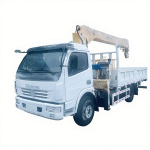 Grue de camion Dongfeng à châssis standard d'exportation, 7 tonnes, 5 sections, bras télescopique à grande hauteur de levage pour les marchés étrangers - Product Image 1