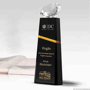 Regalos de recuerdo de alta calidad Premio de trofeo de cristal negro personalizado con diamante transparente - Product Image 1