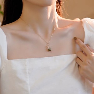 Collar de Clavícula Elegante con Pequeña Flor, Chapado en Oro de 14K, con Perla de Agua Dulce y Diamantes, Estilo Simple y Moderno, Rojo, de Moda en Línea - Product Image 4