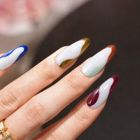 Faux ongles à presser, motif vague coloré blanc amande, art abstrait