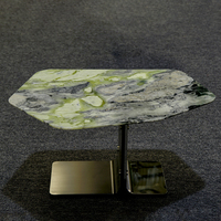 KINGS-WING Nouveau design Table basse d'appoint mini abstraite en marbre vert Cetina, Plateau de table en marbre pour table basse TV ou bar à café
