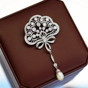 Broche de Perlas de Agua Dulce de Alta Calidad, Forma de Arroz de 9-10 mm, Diseño de Flor de Pavo Real, con Luz Intensa y Ligeras Imperfecciones - Product Image 2