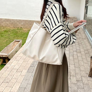 Sac fourre-tout grande taille pour femme en cuir synthétique avec boucle magnétique, sac à bandoulière pour tenues quotidiennes, couleur unie, collection automne 2025 - Product Image 4